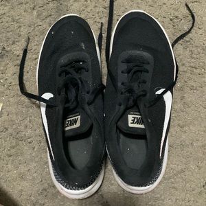 black and white nike running shoe